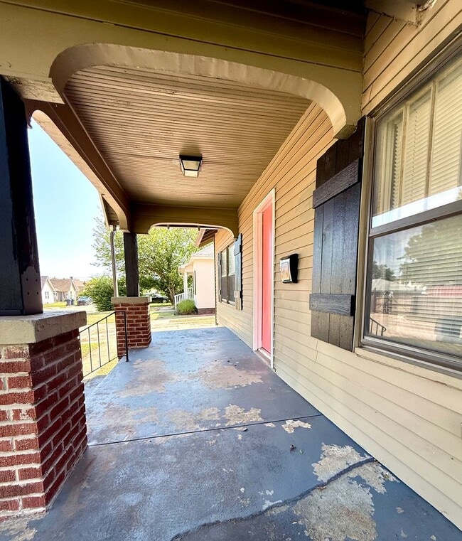 Building Photo - Updated 2BD 1BA Craftsman Home in Central ...