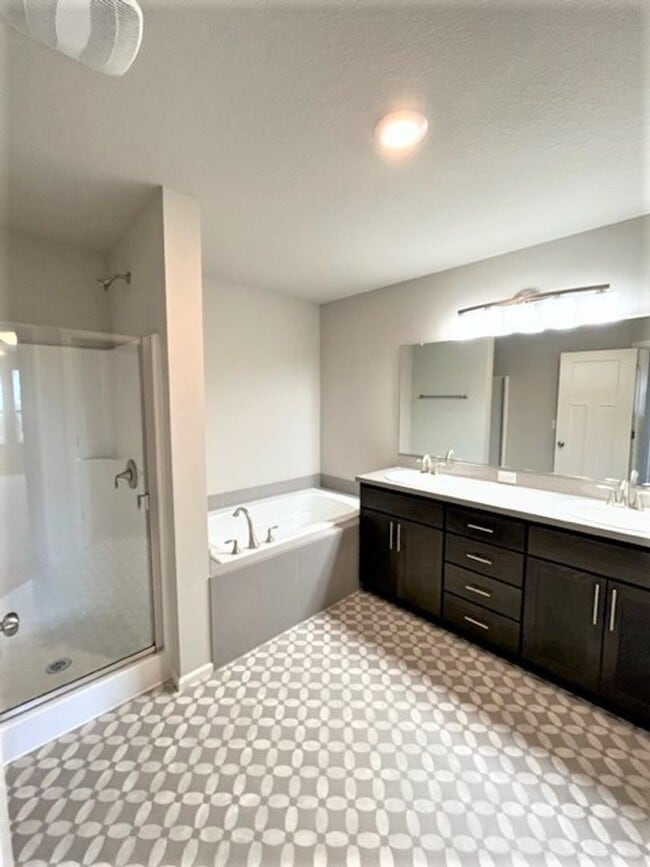 Building Photo - $500 OFF FIRST FULL MONTH! 3 Bedroom / 2.5...