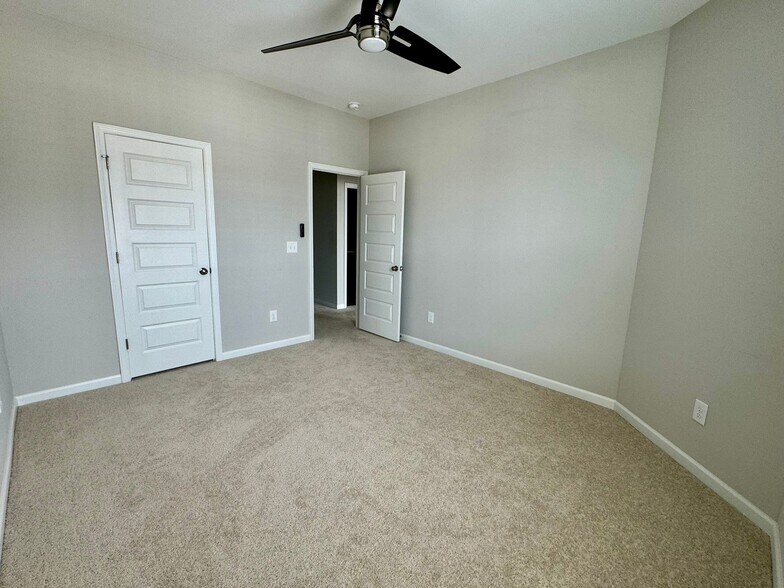 Building Photo - 1025 Lathrop Ln