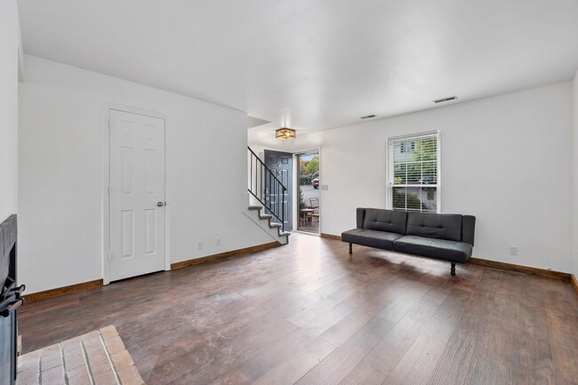 Building Photo - 2 bed 1.5 bath townhome for rent in Brentwood!