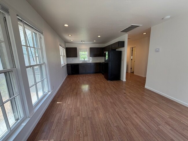 Building Photo - 2225 N Gatewood Ave