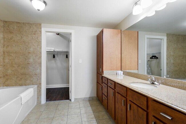 Building Photo - 925 Common St