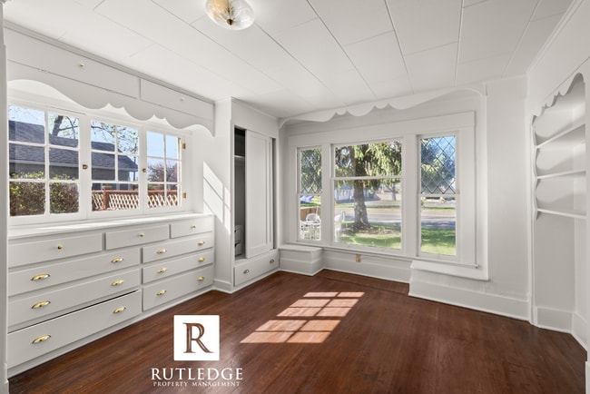 Building Photo - Vintage East Medford Living / Huge Private Front Porch