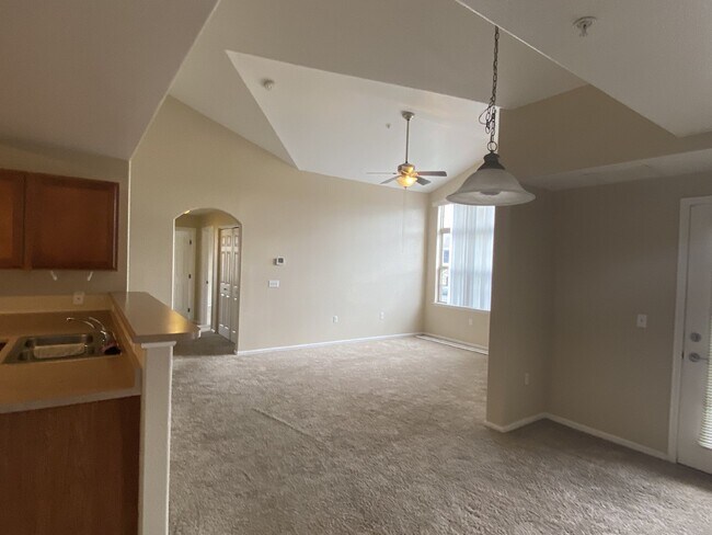 Building Photo - $500 OFF YOUR FIRST MONTHS RENT! Don't Miss This 3BR/ 2BA Condo with 1 car garage @ Creek Side In...