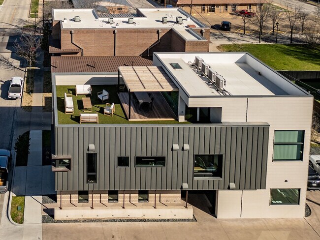 Building Photo - 1264 W Magnolia Ave