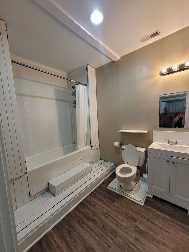 Building Photo - Now Leasing -Madison Co-Comer, GA-2 Bedroom 1.5 Bathroom Apartment in Historic Downtown Comer, GA...