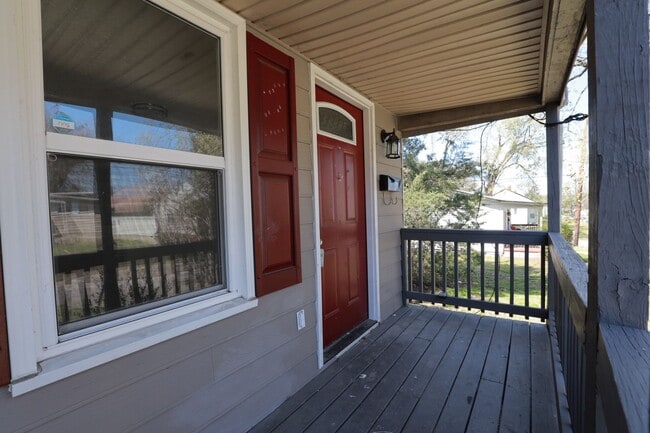 Building Photo - *MOVE IN SPECIAL*-Charming & Fully Updated...
