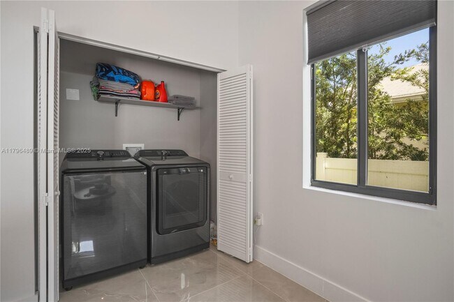 Building Photo - 808 NW 5th Terrace