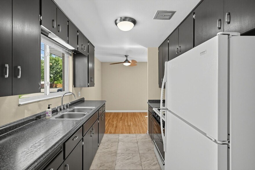 Building Photo - 1055 S Dale Ct