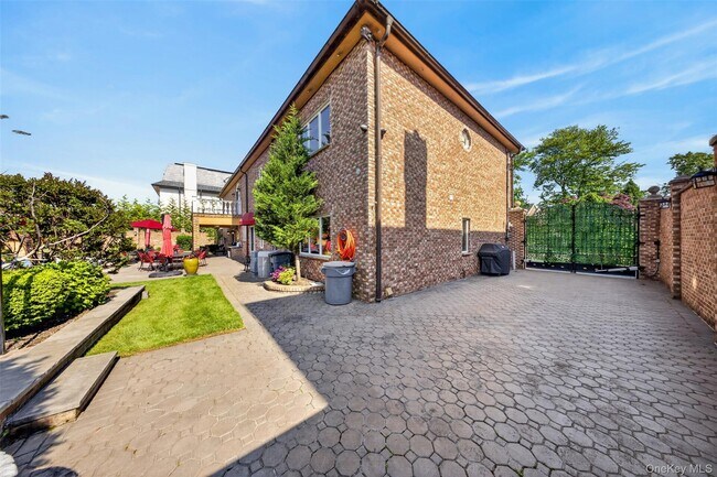Building Photo - 162-25 Cryders Ln