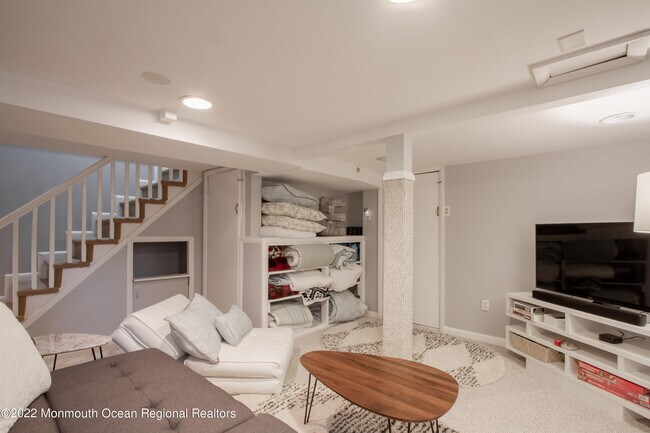 Building Photo - 40 Rumson Rd