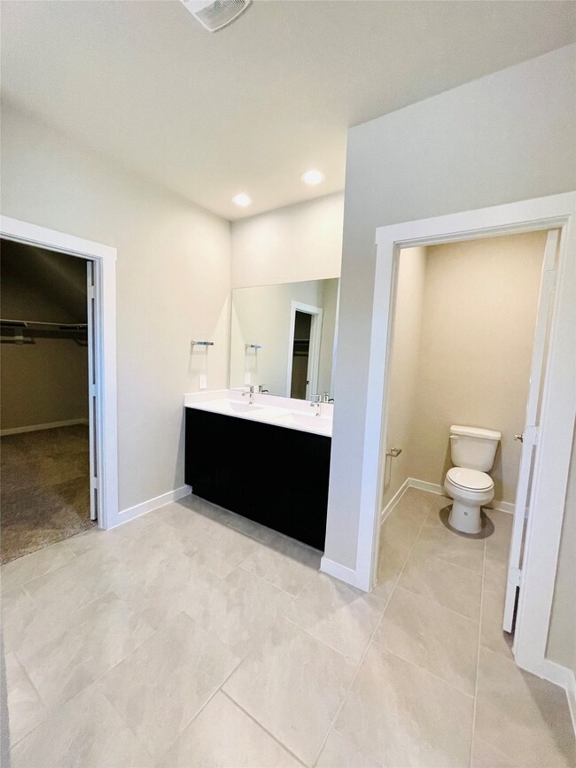 Building Photo - 3310 Silverton Dr