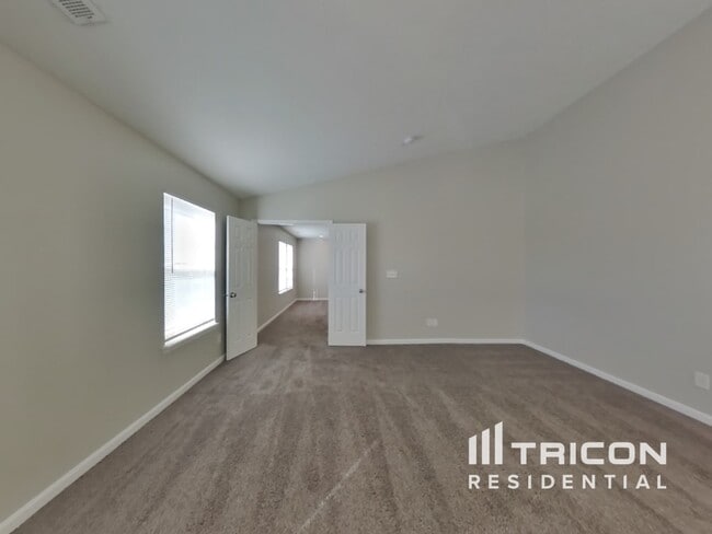 Building Photo - 2230 Raymond Park Dr