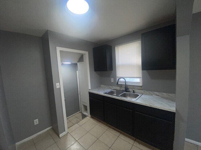 Building Photo - ROSEMOUNT 8850