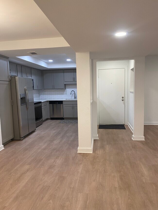 Entry and kitchen - 846 Thistledown Dr