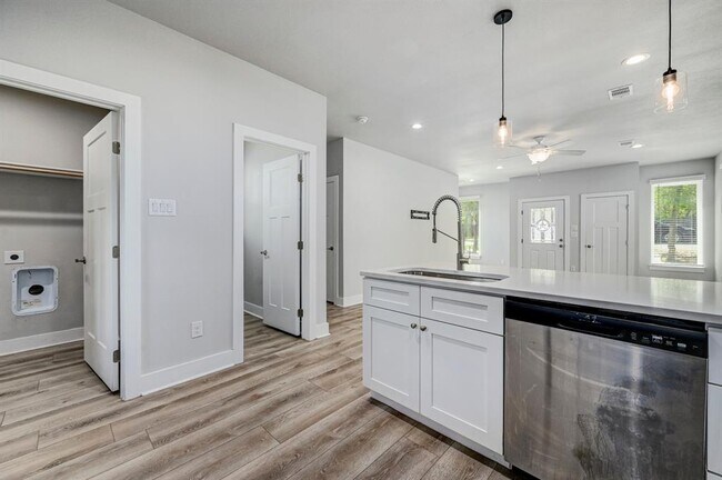 Building Photo - 340 Shady Bluff Dr