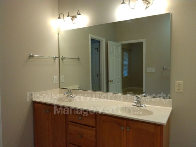 Building Photo - 7106 Holly Glen Ct