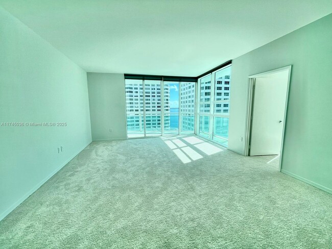 Building Photo - 950 Brickell Bay Dr