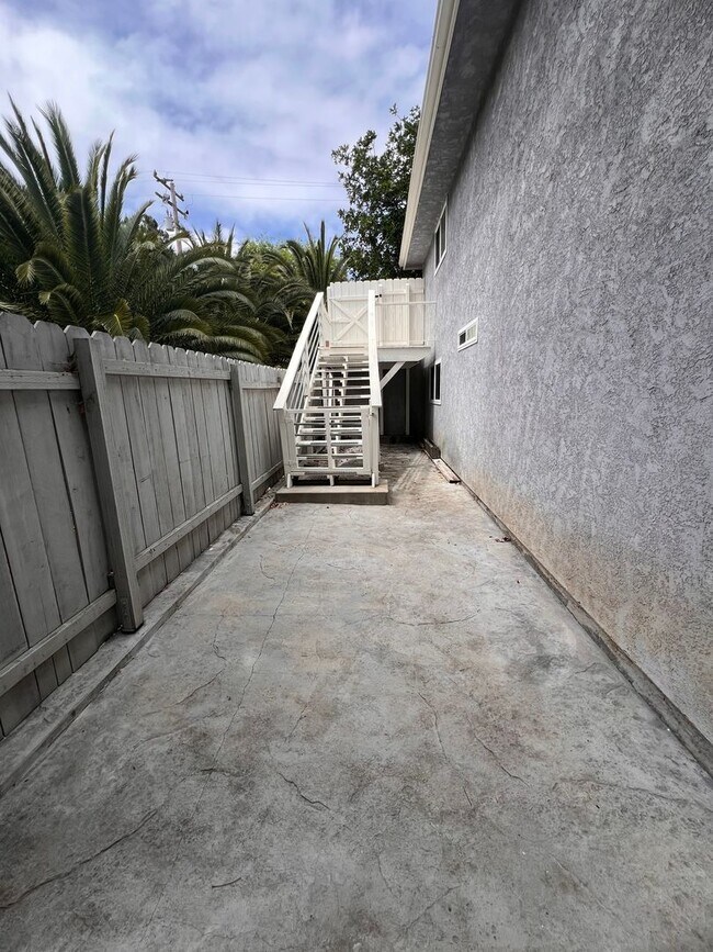Building Photo - Newbury Park - Three bedroom, bonus room (could be 4th bedroom, 2.5 bathrooms