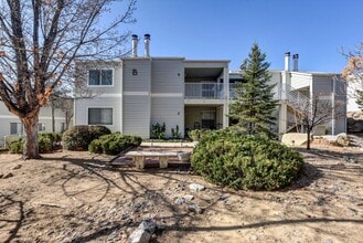 Building Photo - 2nd floor condo close to downtown!