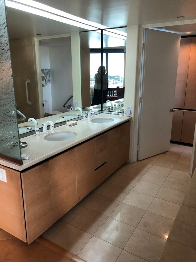 Master bath - 66 Queen St