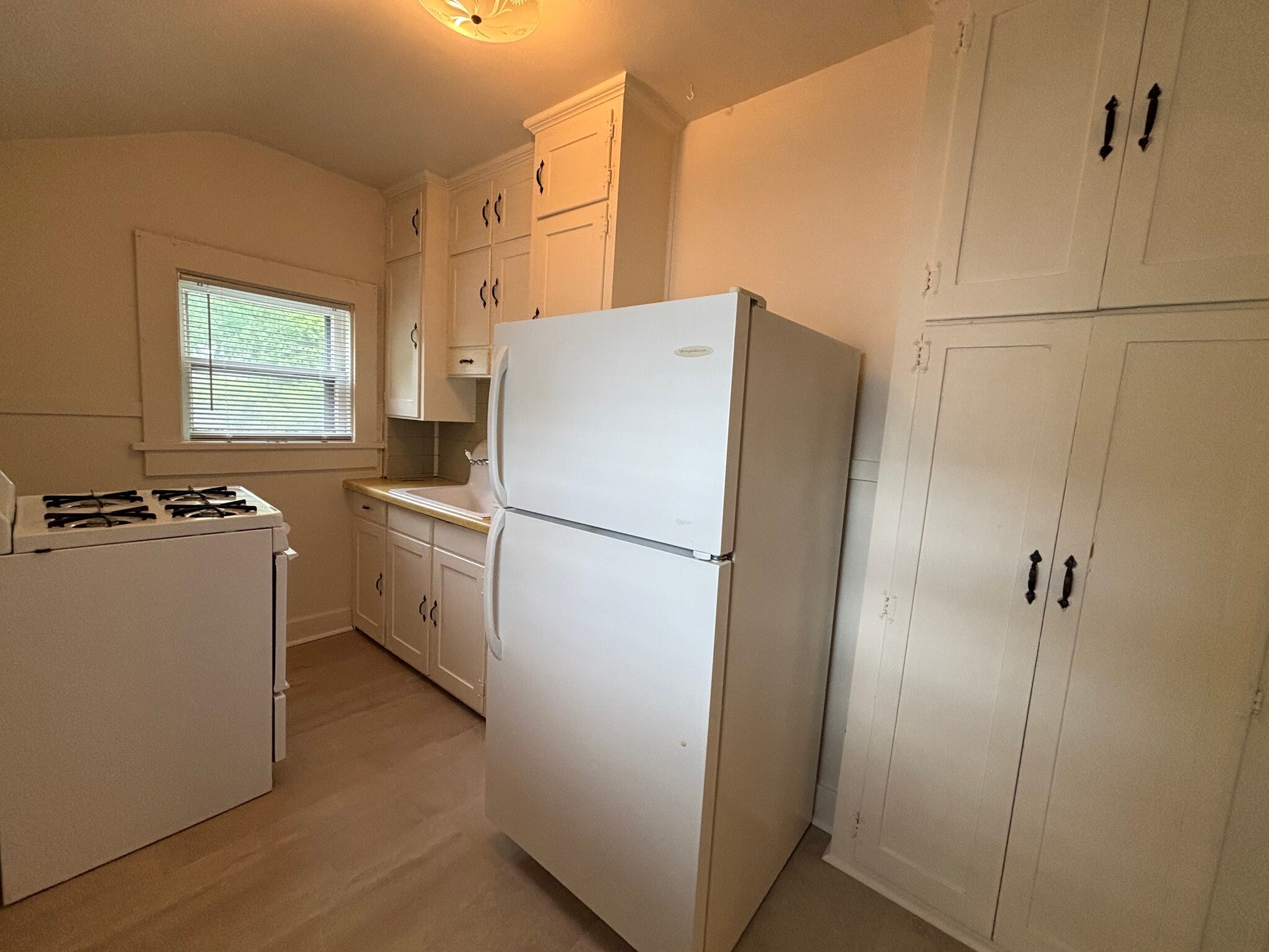 Kitchen - 644 Galloway St