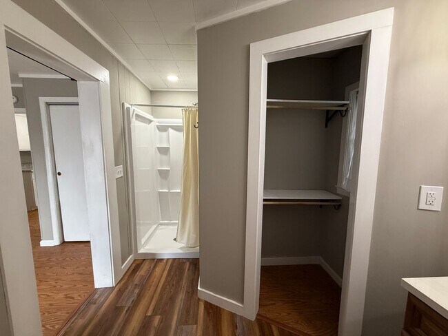 Building Photo - 3 Bedroom 2 Bath Home Kingsport, TN