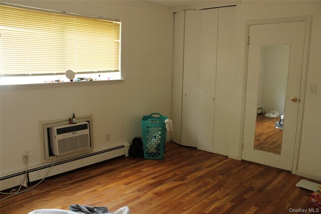 Building Photo - 8 Fishkill Glen Dr