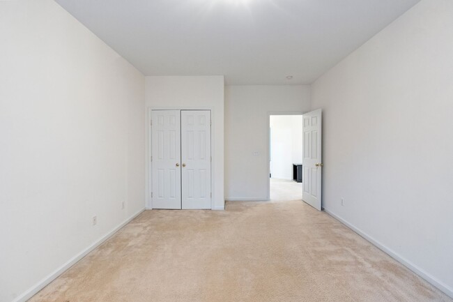 Building Photo - End Unit Townhome - 4 Bedrooms with First ...