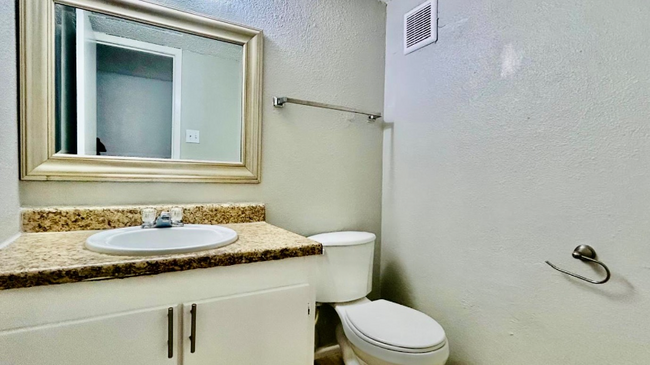 Building Photo - 3822 Englewood Cir