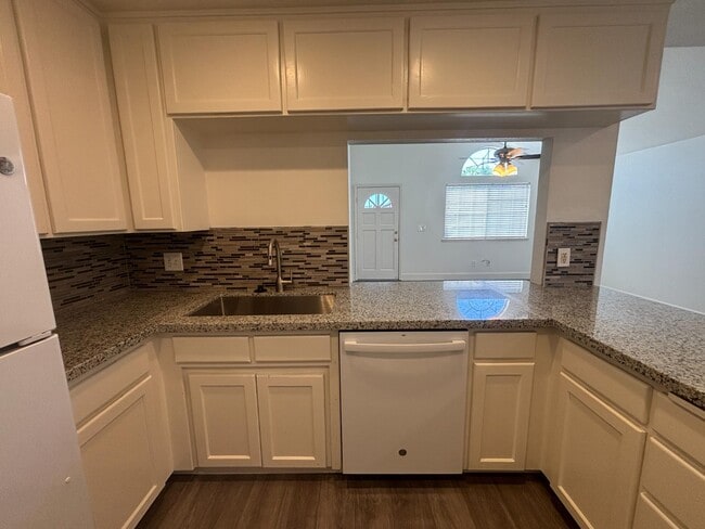 Building Photo - 5754 W Tenaya Ave