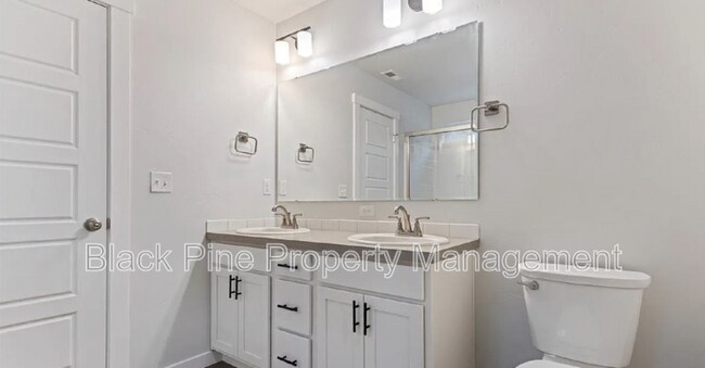 Building Photo - 3949 N Amberwood Ave