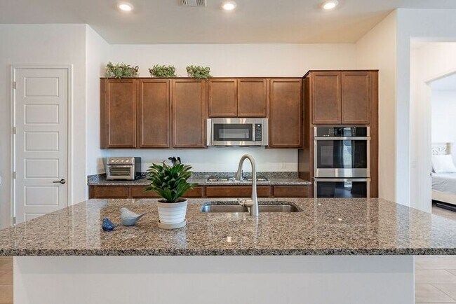 Building Photo - Bright & Spacious 4-Bed Home with 3-Car Ga...