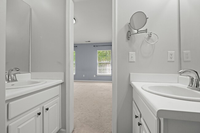 Building Photo - End-unit 2 Bedroom Townhome