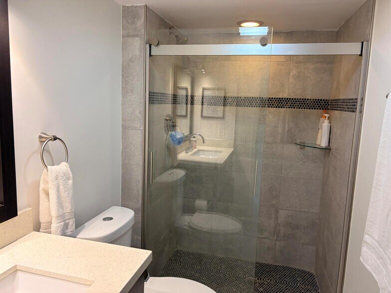 Building Photo - 3625 N Country Club Dr