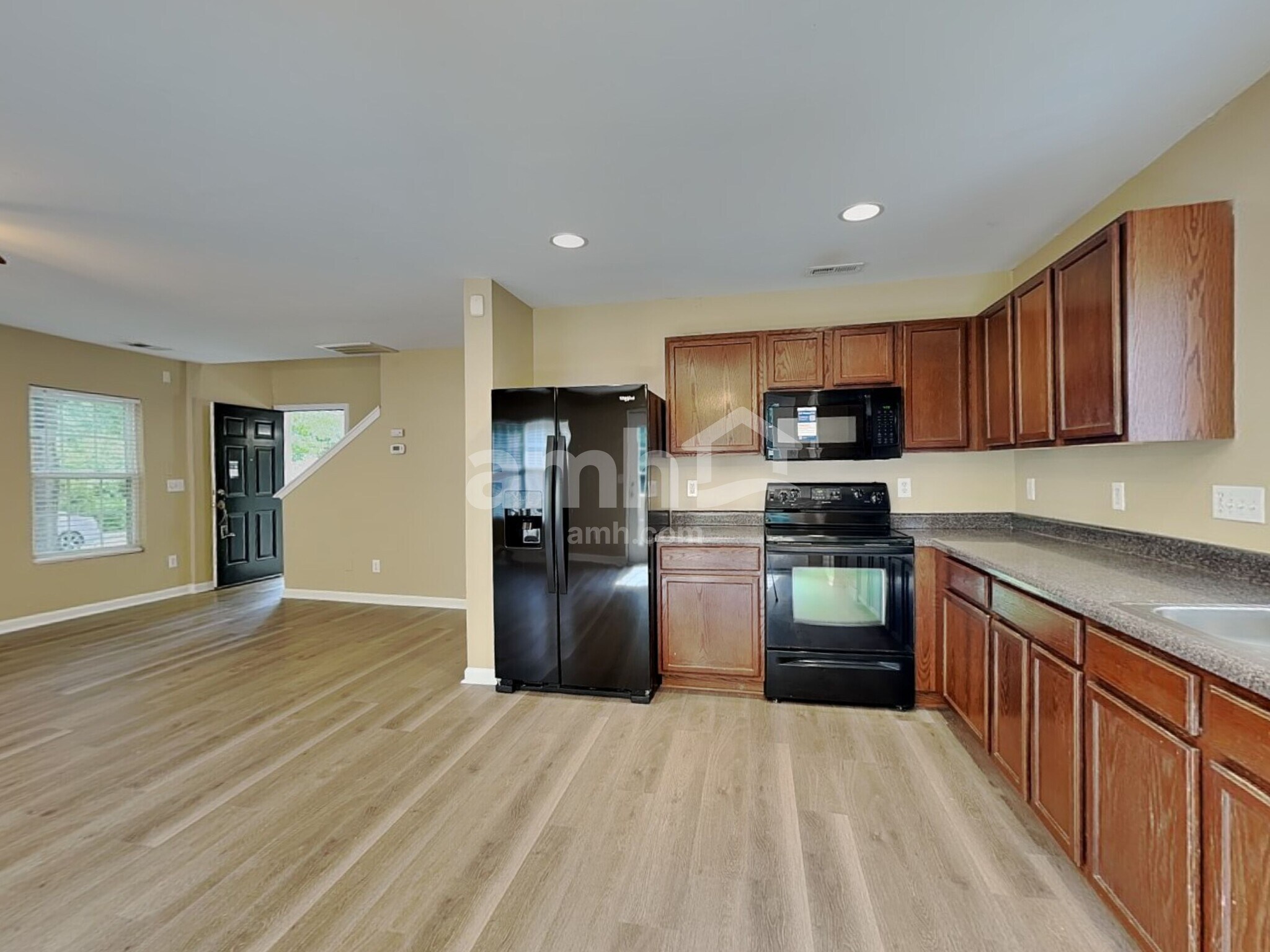 Building Photo - 100 Trayesan Dr