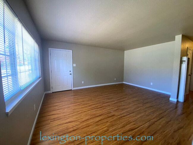 Building Photo - Beautifully Updated, 2BD/1BA, Duplex Home ...