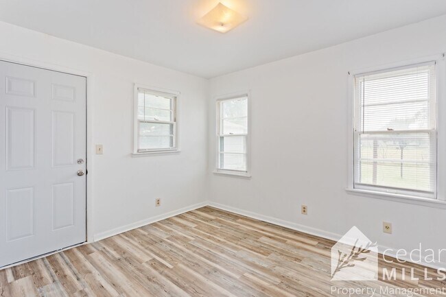 Building Photo - Super cute, updated 2 bedroom home