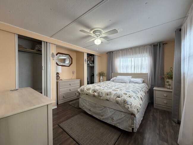 Building Photo - 4833 Royal Palm Dr