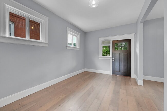 Building Photo - $3,595 - 3 Bed, 2 Bath Updated Home In Den...