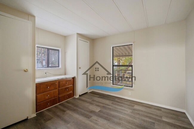 Building Photo - 3 Bedroom 2 Bathroom Home with Carport Available in Coeur d'Alene!