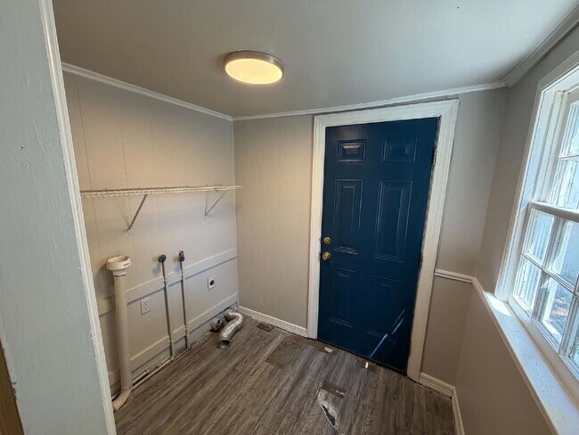 Building Photo - 3 Bed, 1 Bath, 2 Car Garage on Corner Lot in Midtown