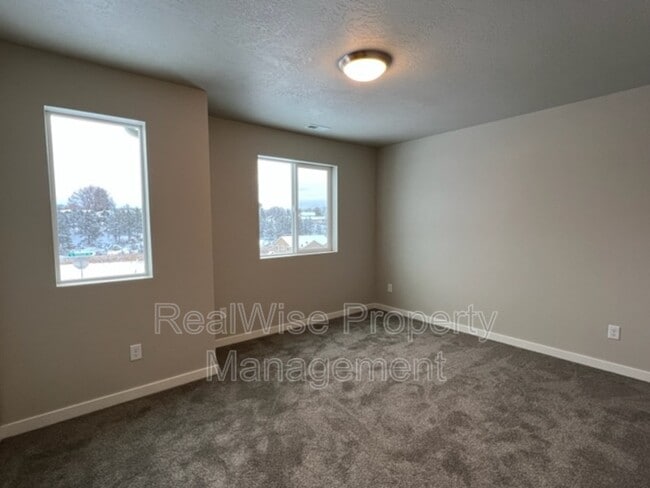 Building Photo - 675 NE Brookstone Dr