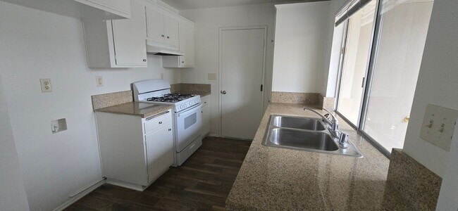 Building Photo - Todd Ranch Condo