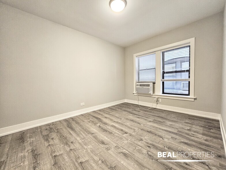Building Photo - 705 W Brompton Ave