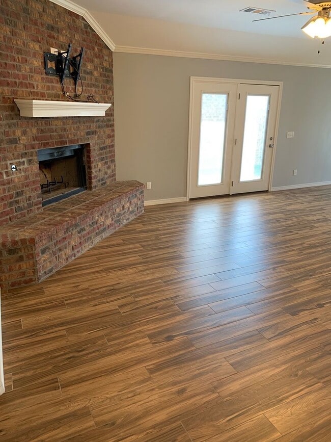 Building Photo - VERY NICE! 2/2/2