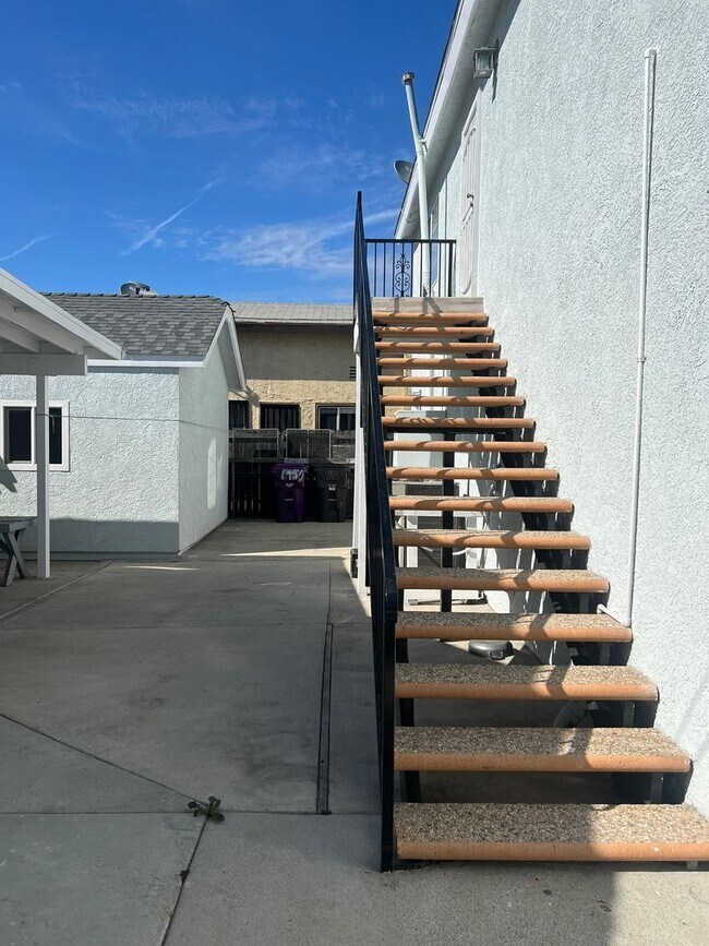 Building Photo - 1454 Gaviota Ave