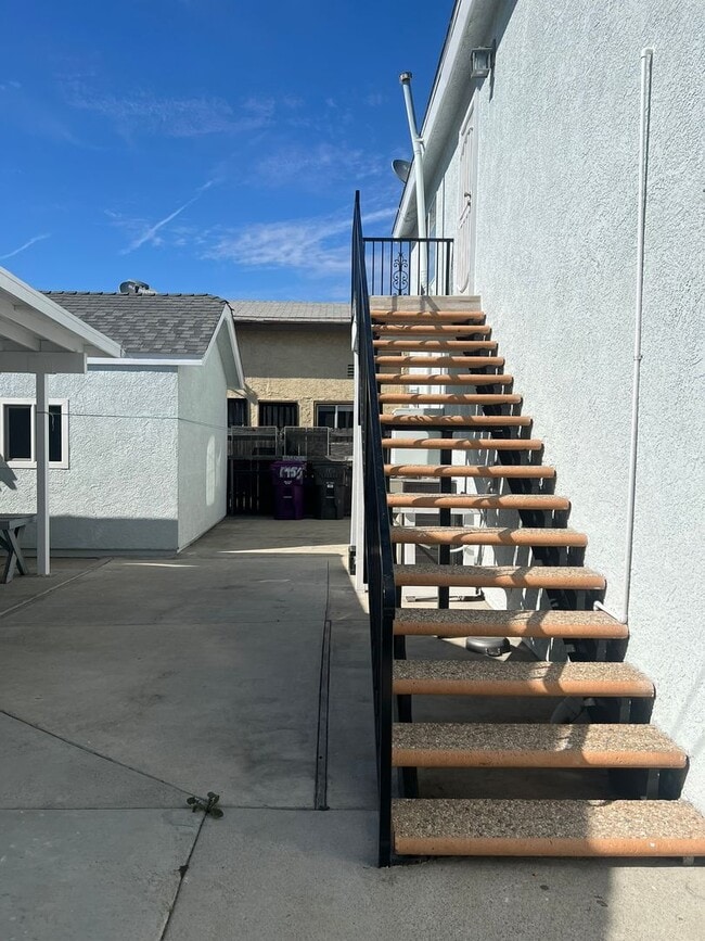 Building Photo - Spacious 2 Bedroom + Bonus Room, Back House w/ Garage & Gated Entry