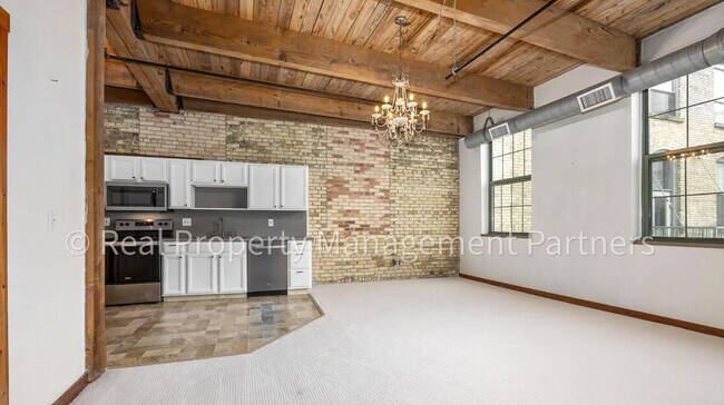 Building Photo - 940 Monroe Ave NW