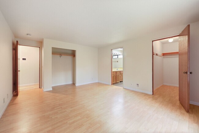 Building Photo - Move in ready, 3 bedroom rambler - Olympia School District